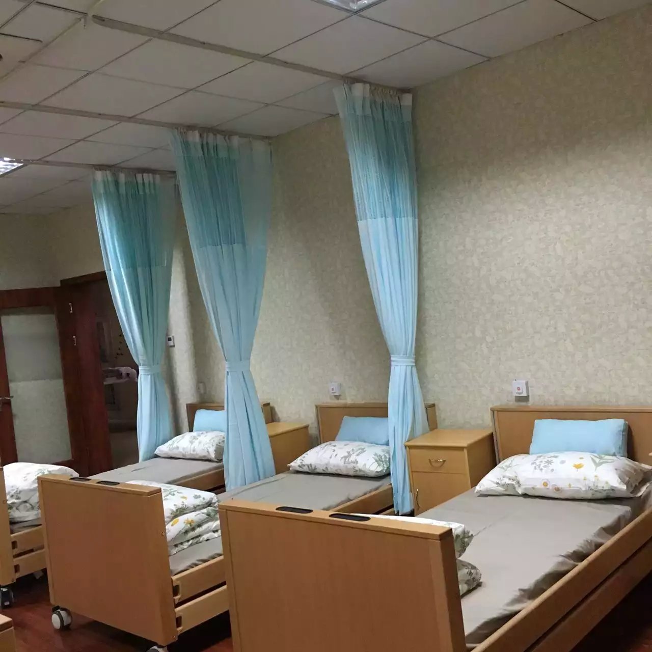 【福建】根據(jù)實際情況訂做隔簾軌道和病房隔簾布