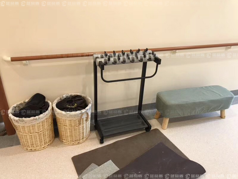 【浙江】嘉興湘家蕩養(yǎng)生養(yǎng)老工程搭配的木紋色防撞扶手，很美麗