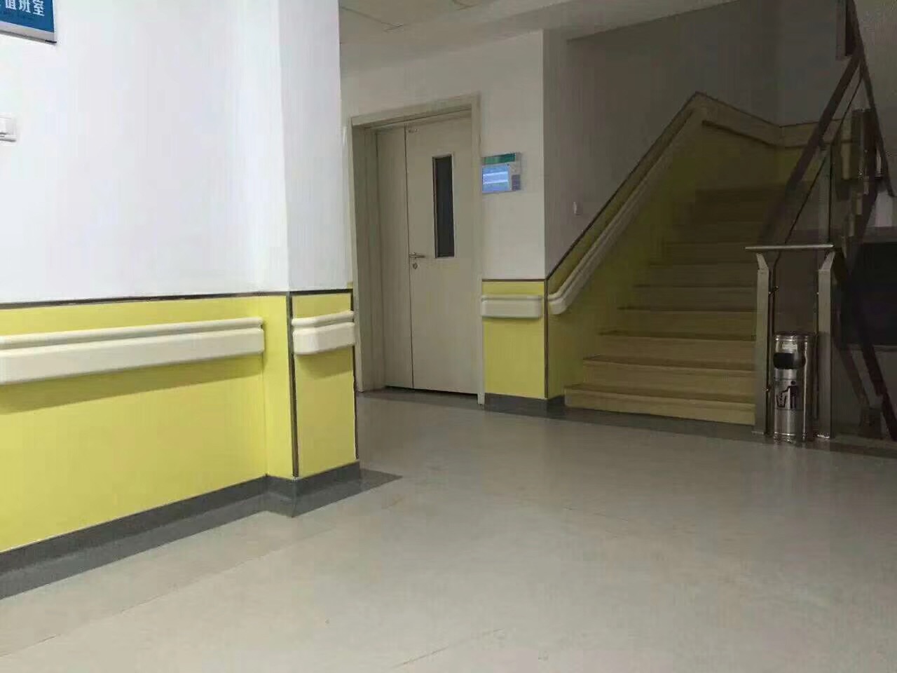 全白色走廊扶手專(zhuān)為河北省霸州市第三醫(yī)院而訂做